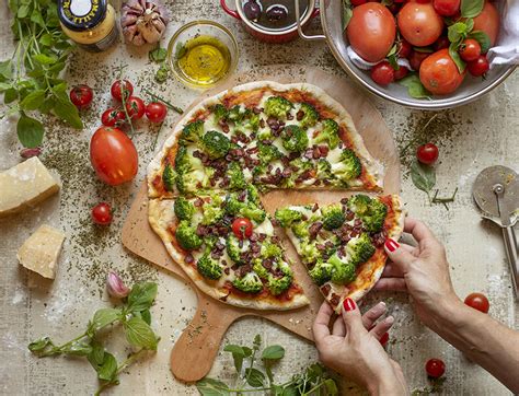 Pizza de Massa Rápida de Brócolis e Bacon Tá na mesa