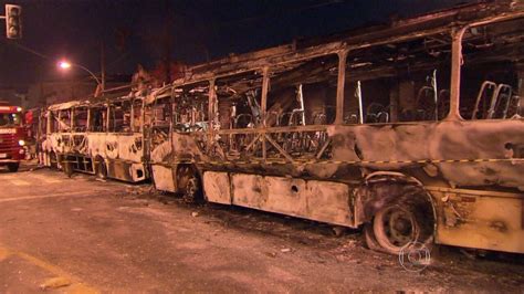 Moradores de morro no Engenho Novo queimam ônibus em protesto contra