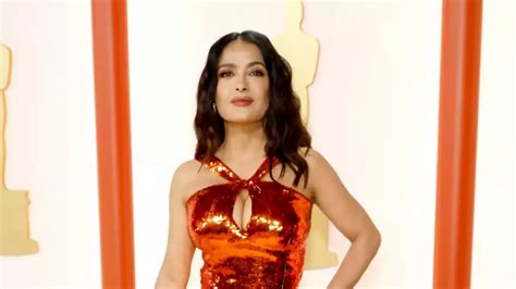 Salma Hayek comparte su secreto para lucir increíble en bikini y no es