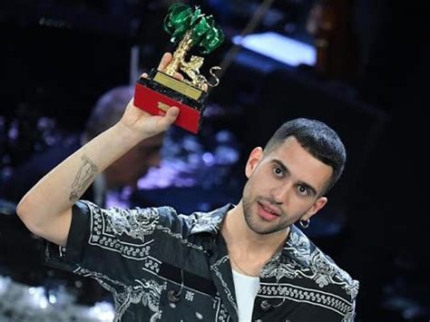 Mahmood è gay Le foto del vincitore di Sanremo 2019 non lasciano dubbi