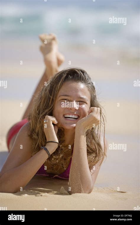 Girl laying down bikini Banque de photographies et dimages à haute résolution Alamy