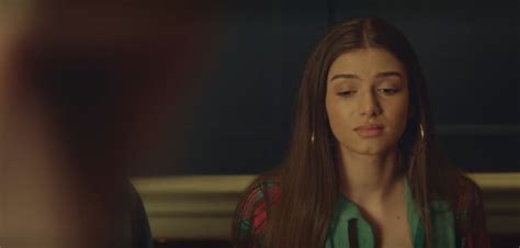 Phản ứng bất ngờ vụ hotgirl học đường lộ clip nóng ở tập Sex Education