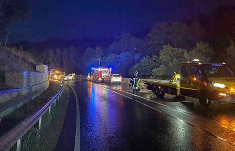 Eifel 19 jähriger schleudert in Leitplanke und zwei Pkw Zwei Verletzte