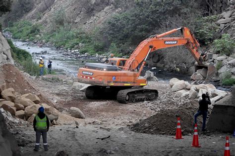 Limpian y enrocan cauce del río Rímac para proteger bases del puente