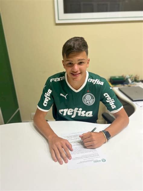 Zagueiro Multicampe O Assina Primeiro Contrato Profissional O Palmeiras