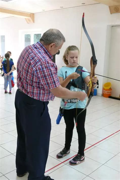 Bad S Ckingen Sch Tzengemeinschaft Bringt Kindern Umgang Mit Pfeil Und