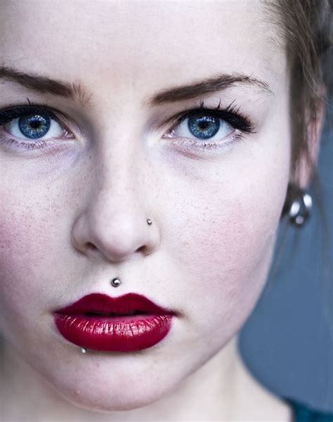 88 Piercing Del Labio Al Costado Ideas Labios Tatuados Letra