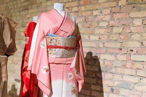 Trajes Del Kimono Para El Hombre Y La Mujer En Maniquíes Vestidos