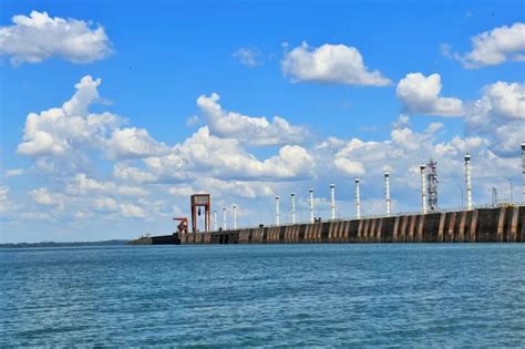 Pese a la bajante histórica del río Paraná Itaipú asegura que