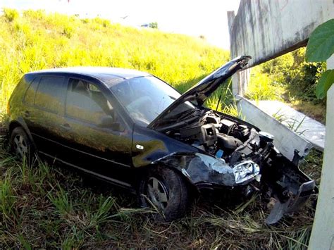 G1 Condutor Perde O Controle Do Carro E Colide Contra Muro De