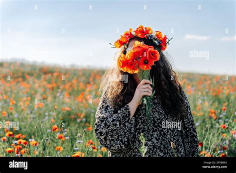 Femme avec celle parmi les fleurs Banque de photographies et dimages à