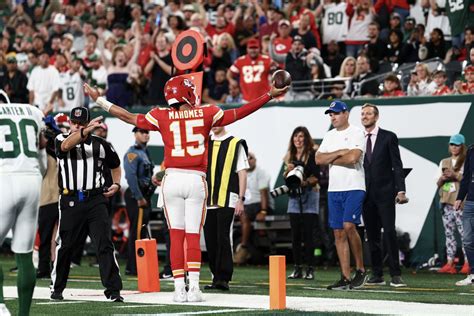 Chiefs News 10/2: Patrick Mahomes becomes fastest to 200 touchdowns ...