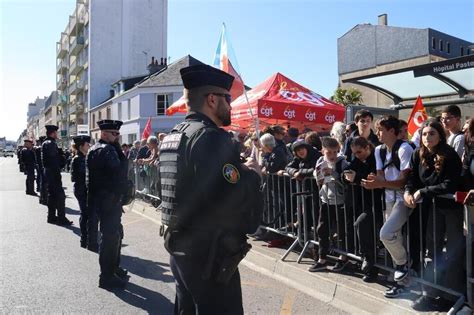 Visite dEmmanuel Macron à lhôpital de Cherbourg des manifestants