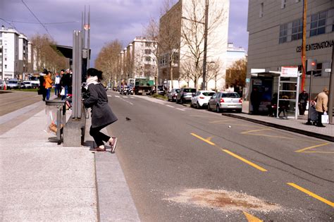 Lyon Heurt Par Un Camion Apr S Une Chute Un Pi Ton D C De