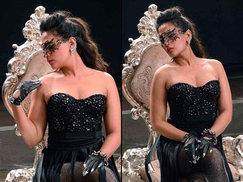 Actress Richa Chadda Hot Sexy Cleavage Bikini Show Stills