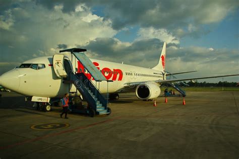 Los Trabajadores En El Aeropuerto Del Aeroplano Soekarno Hatta Que