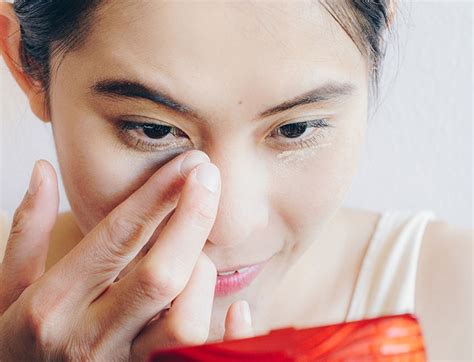 A Beauty Expert Tells Us The Secret To Cover Under Eye Bags And