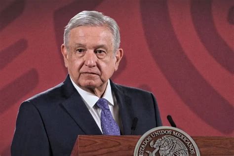 AMLO cumple con orden del INE de colocar cortinillas en la mañanera