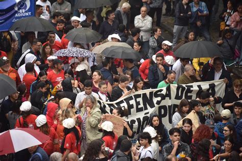 Bajo La Lluvia Los Tucumanos Salen A Defender La Universidad P Blica