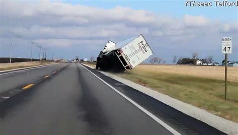 Youtuber Captures A Semi Nearly Flipping On Windy Day Video Dailymotion