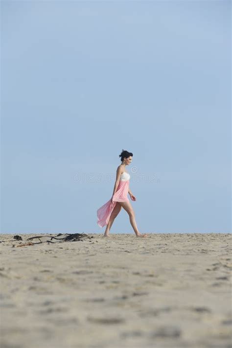 Femme Magnifique De Brune Dans La Robe Marchant Dans Le Sable De D Sert