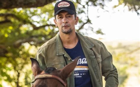 Ator Irandhir Santos Da Novela Pantanal Cai De Cavalo E Passa Por