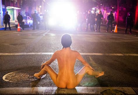 Nuda Contro La Poliza Foto E Video Della Manifestante Di Portland In