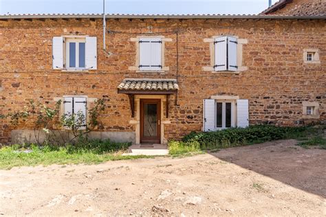 Vente Maison en pierres dorées à rénover dans un cadre de verdure à