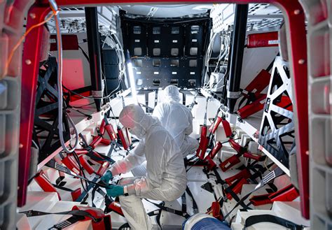 Spacex Rocket Crew Dragon Interior : Enter the Dragon: First Look ...