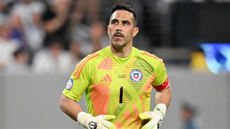 Claudio Bravo habla sobre su futuro en el fútbol tras su salida del