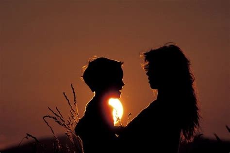 Silueta De Madre E Hijo Hablando Con Sol Y Puesta De Sol En Segundo