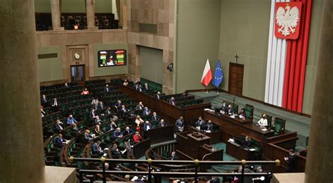 Wzrost poparcia dla PiS duży spadek KO i strata Hołowni Najnowszy