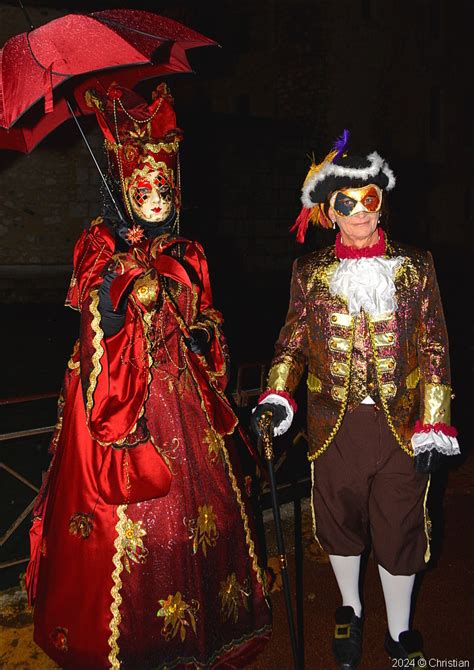 Couples De Costum S Posant Lors Du Me Carnaval V Nitien D Annecy