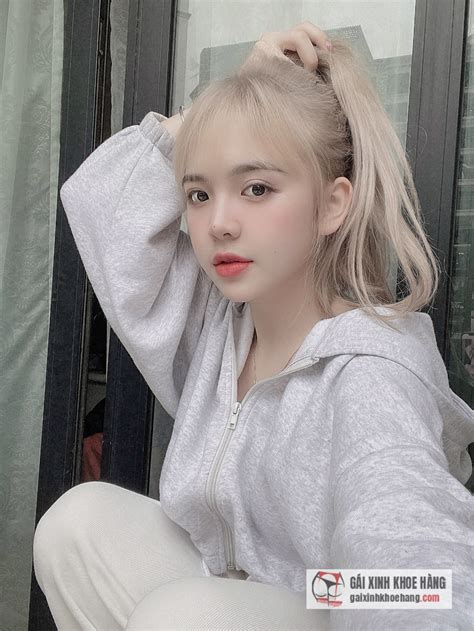 Hot girl Huyền Châu gây sốt với nhan sắc tựa búp bê