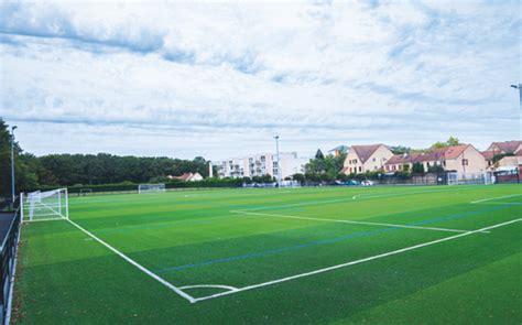 Terrain de football en synthétique le but est atteint Ville de