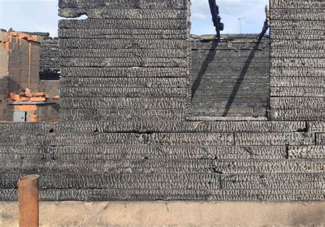 Cenizas De Vivienda Quemadas En Una Casa De Madera Foto De Archivo