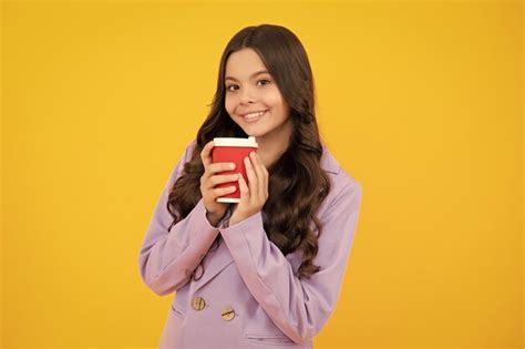 Chica adolescente sosteniendo una taza caliente de café o té niño con