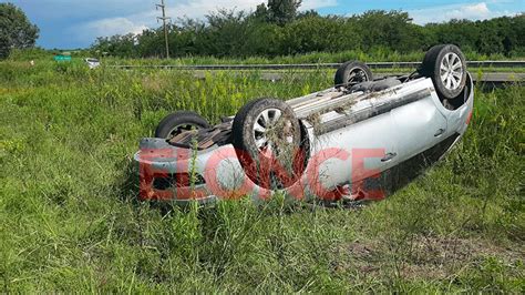 Vuelco En Acceso Norte Perdi El Control Del Auto Y Peg Contra El