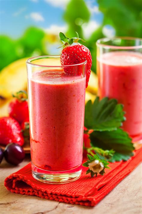 Smoothie Fraises Cerises Et Banane Une Boisson Rafraichissante Et