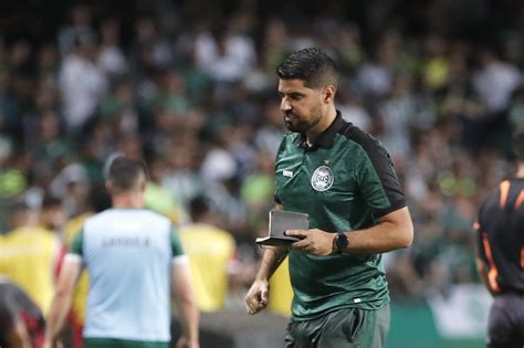 Oliveira destaca pontos positivos do Coritiba e pede paciência para torcida