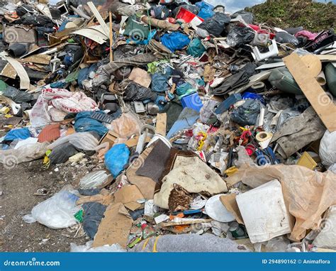 Basura En Un Centro De Reciclaje De La Ciudad Foto De Archivo Imagen