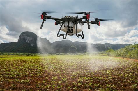 Um drone industrial em um campo verde e pulveriza pesticidas úteis para