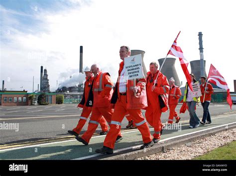 Workers at the Grangemouth oil refinery begin a 48-hour strike Stock ...