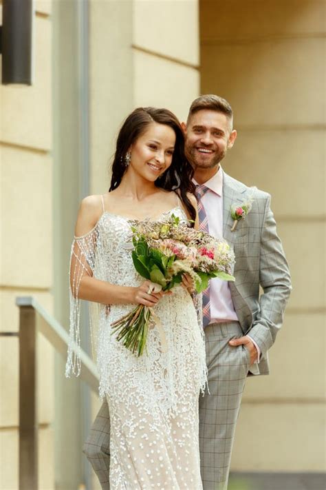 Joven Pareja CaucÃsica Que Celebra Su Matrimonio En La Ciudad Foto de