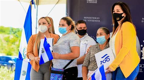 Michelle Sol Entrega Escrituras De Propiedad A Familias De Conchagua Y