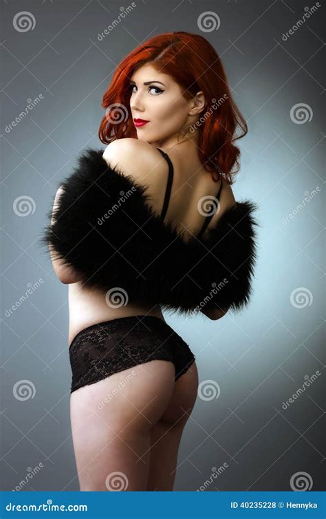 Femme Rousse Sexy Dans La Lingerie Noire Photo Stock Image Du