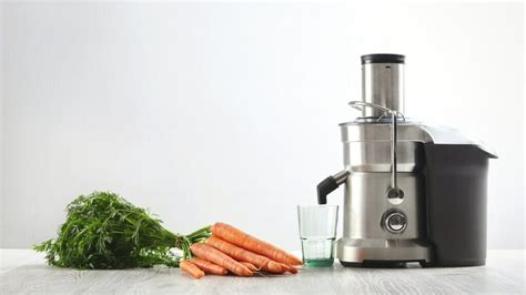 Masticating vs Centrifugal Juicers (A Comparison Guide)