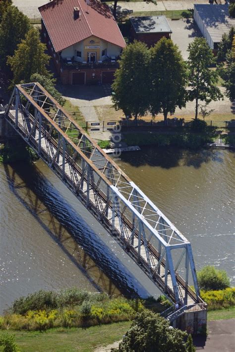 Genthin von oben Fußweg Brücke Genthin über den Elbe Havel Kanal im