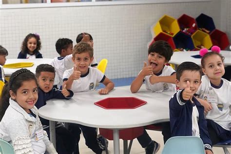 Clima acolhedor e muita organização marcam a volta às aulas na rede de