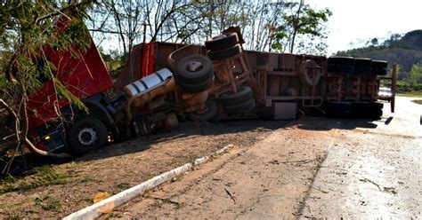 G1 Carreta carregada madeira tomba na BR 364 em Rondônia